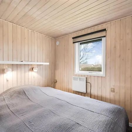 Hoghni - 850m To The Fjord By Interhome